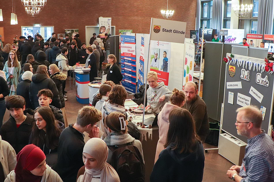 Blick auf die verschiedenen Infostände im Festsaal des Bürgerhauses.