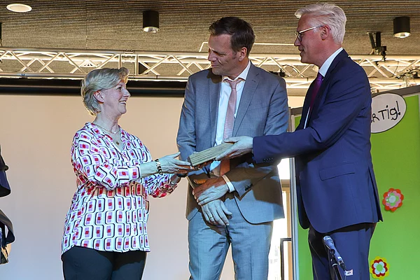 Bürgermeister Rainhard Zug reicht den symbolischen Schlüssel weiter an Schulleiterin Sabine Walther.