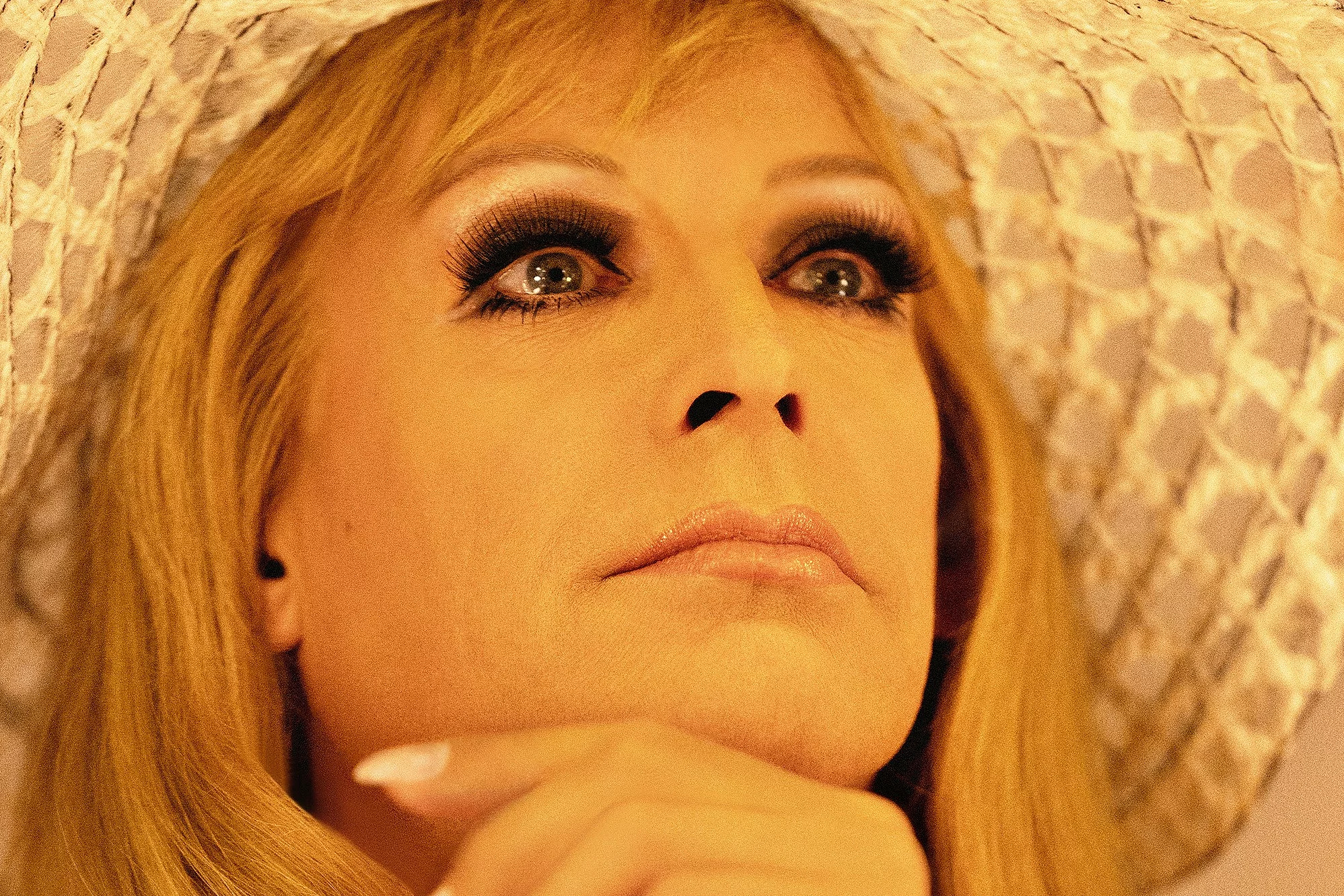 Tim Fischer in seiner Rolle als Hildegard Knef, mit Langhaarperücke und einem großen hellen Sommerhut