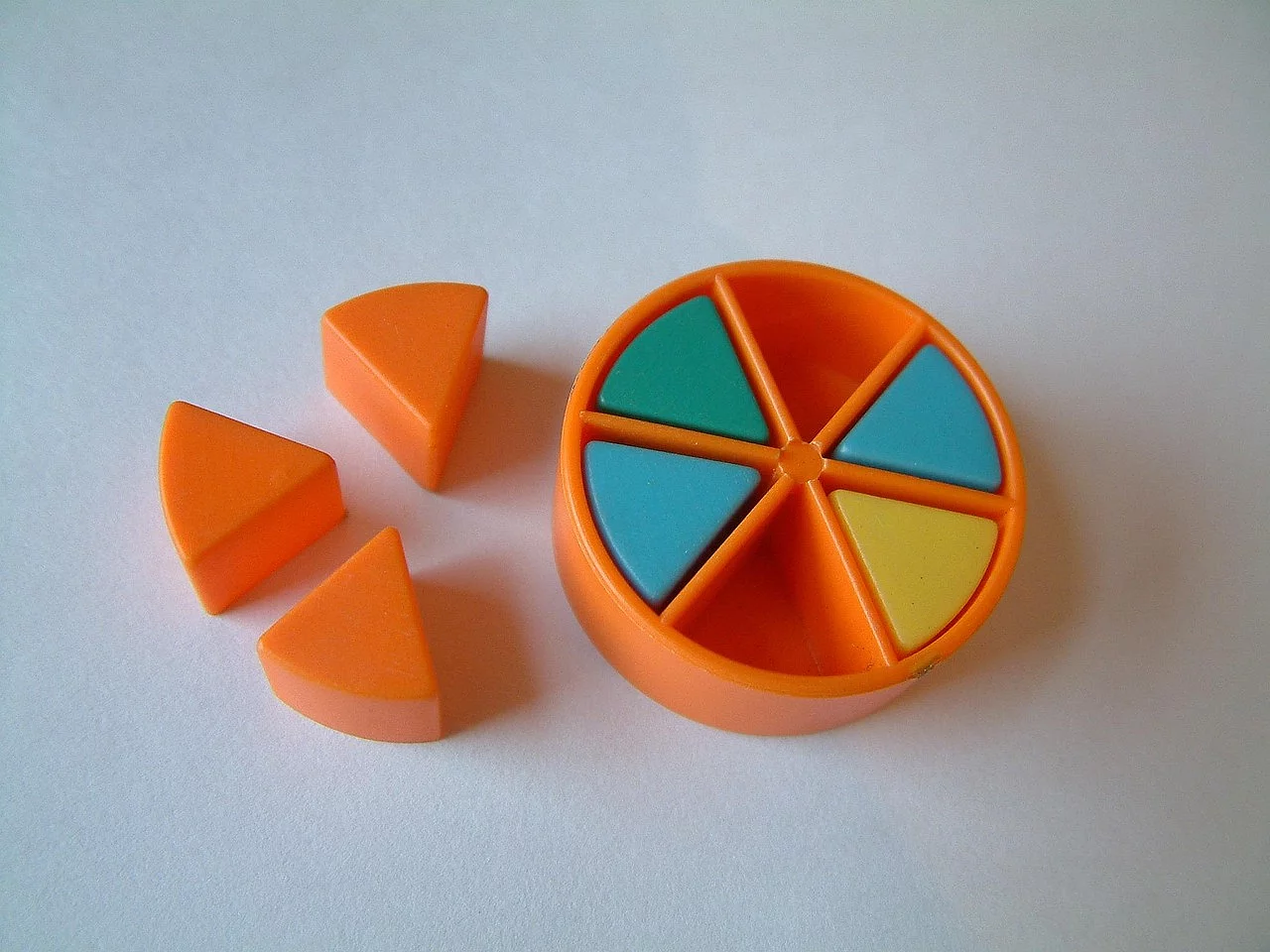 Kleine Spielsteine formen ein Kreisdiagramm. Symbolbild 
