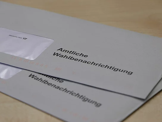 Briefumschläge mit der Aufschrift "Wahlbenachrichtigung"