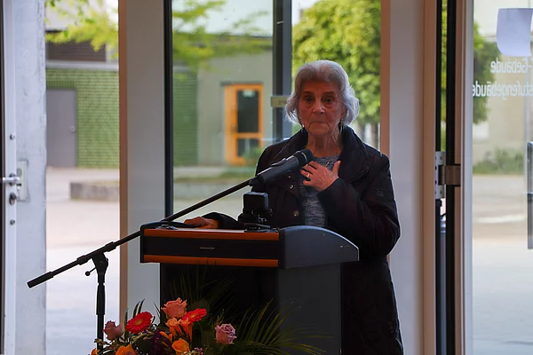 Eine 96 Jahre alte Frau steht am Rednerpult.