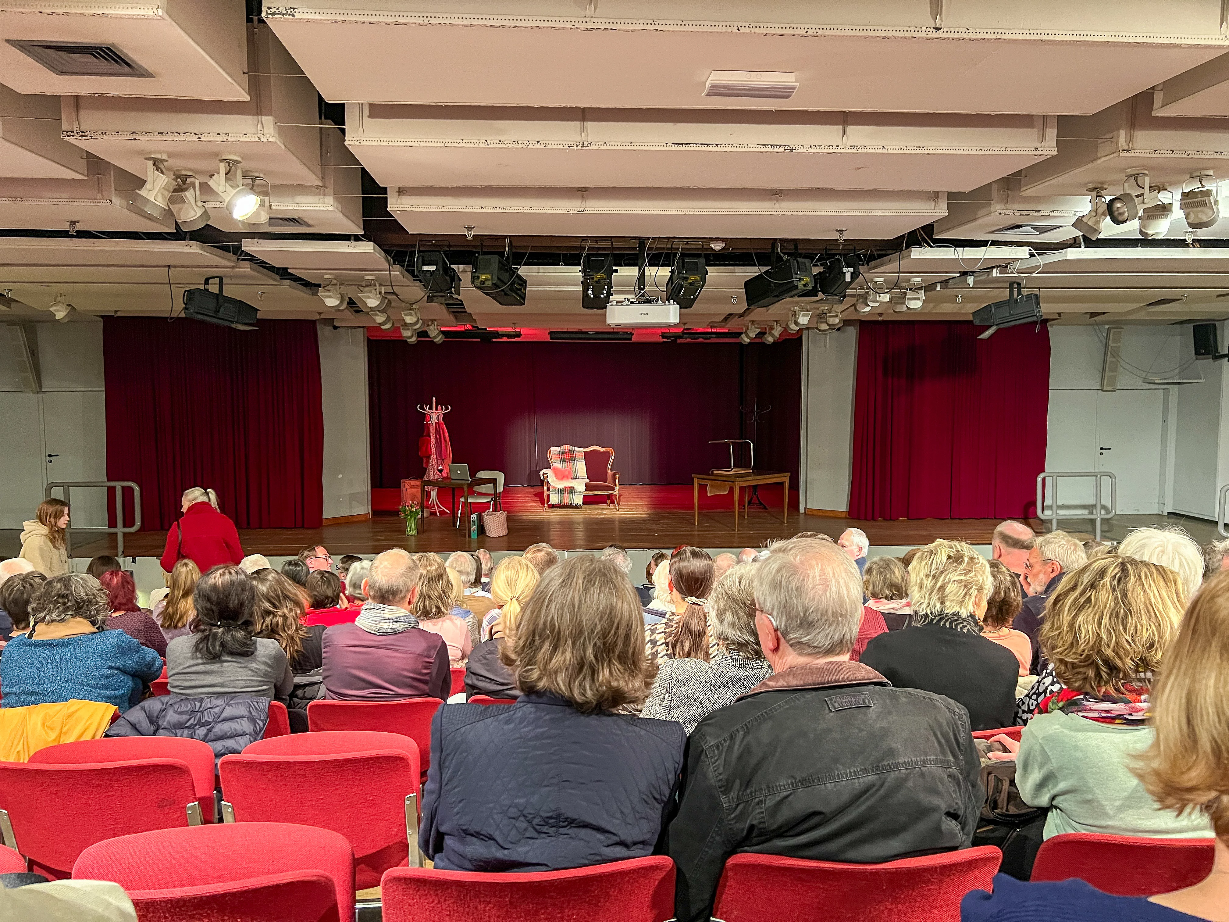 Publikum schaut auf die Bühne im Forum