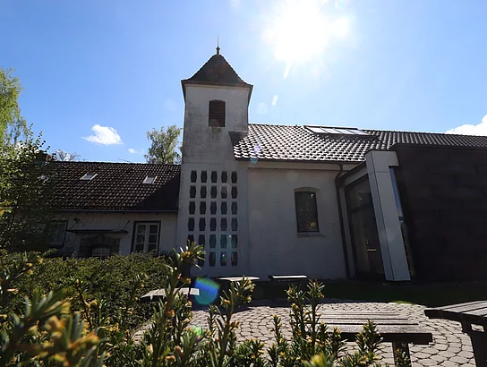 Die katholische Kirche "Zu den heiligen Engeln" im Sonnenschein.
