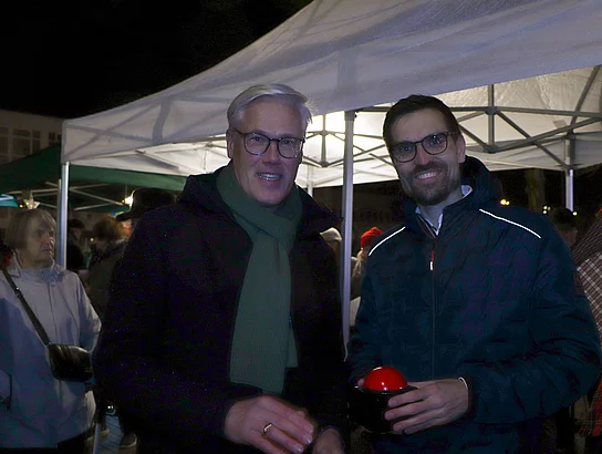 Bürgermeister Rainhard Zug und Moritz Manthey vom eWerk Sachsenwald.