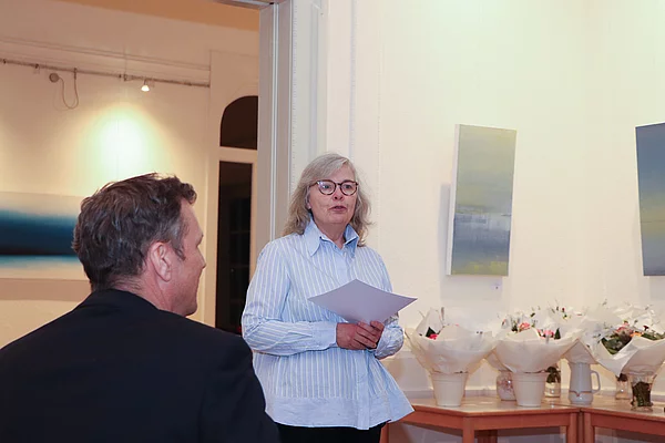 Martina von Bargen hält eine Rede.