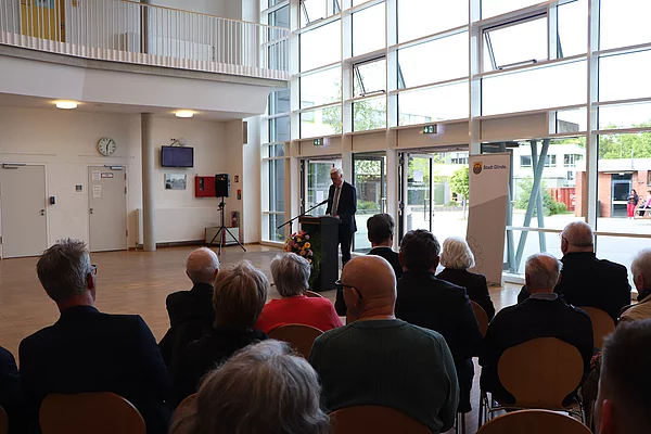 Bürgermeister Rainhard Zug am Rednerpult.