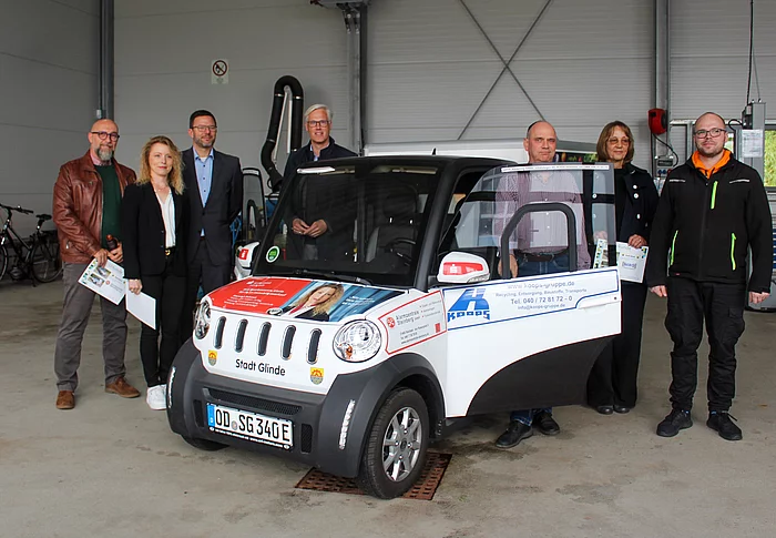 Sponsoren haben ein neues kleines Elektrofahrzeug für den Baubetriebshof Glinde ermöglicht. Foto: Stadt Glinde