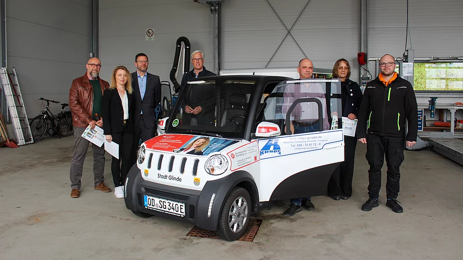 Sponsoren haben ein neues kleines Elektrofahrzeug für den Baubetriebshof Glinde ermöglicht. Foto: Stadt Glinde