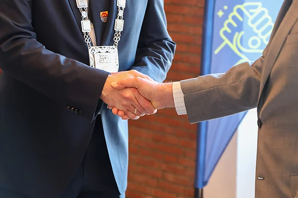 Bürgermeister Rainhard Zug schüttelt eine Hand
