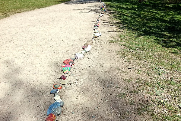 Die bunt bemalten Steine am Mühlenteich sollen Mut machen und den Zusammenhalt in der Corona-Krise symbolisieren. Foto: Stadt Glinde