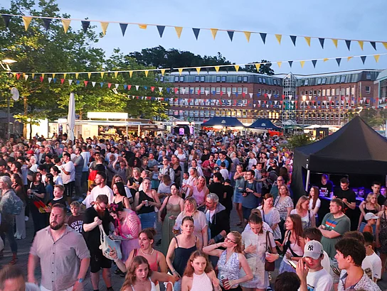 Publikum beim Marktfest Publikum vor der Marktfest-Bühne