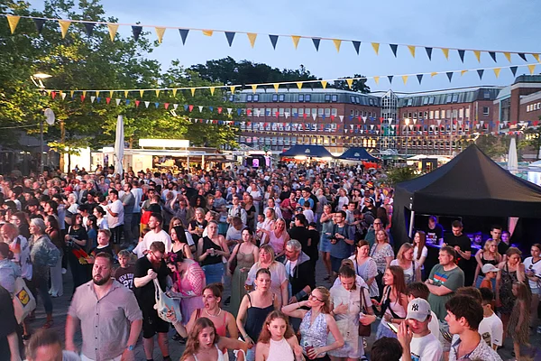 Publikum vor der Marktfest-Bühne