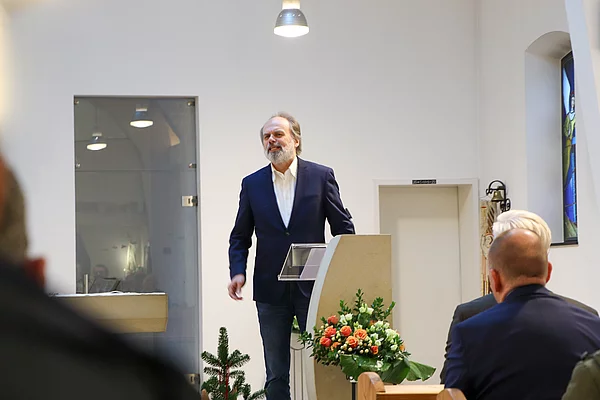 Dr. Matthias Gillner hält eine Ansprache.