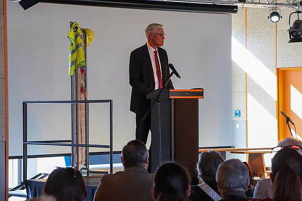 Bürgermeister Rainhard Zug hält eine Rede