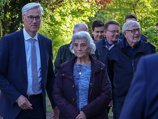 Bürgermeister Rainhard Zug und Zeitzeugin Vera von Pröckel.