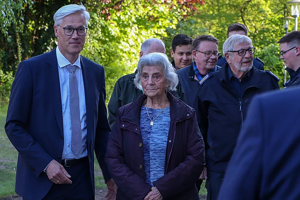 Bürgermeister Rainhard Zug und Zeitzeugin Vera von Pröckel.