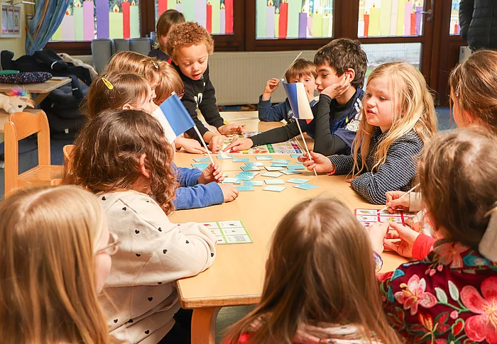 Kinder spielen an einem Tisch