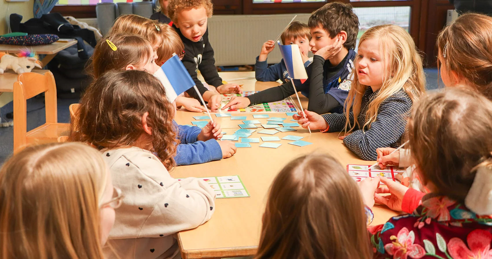 Kinder spielen an einem Tisch