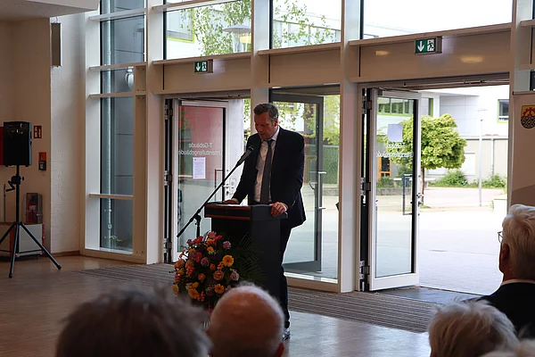 Bürgervorsteher Claus Peters am Rednerpult