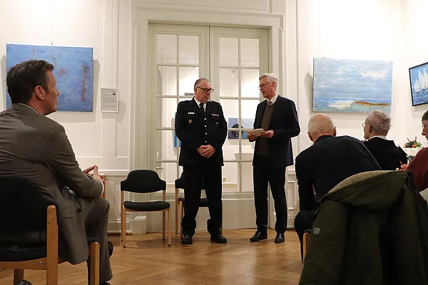 Roland Haffner erhält eine Urkunde und die Ehrennadel von Bürgermeister Zug.