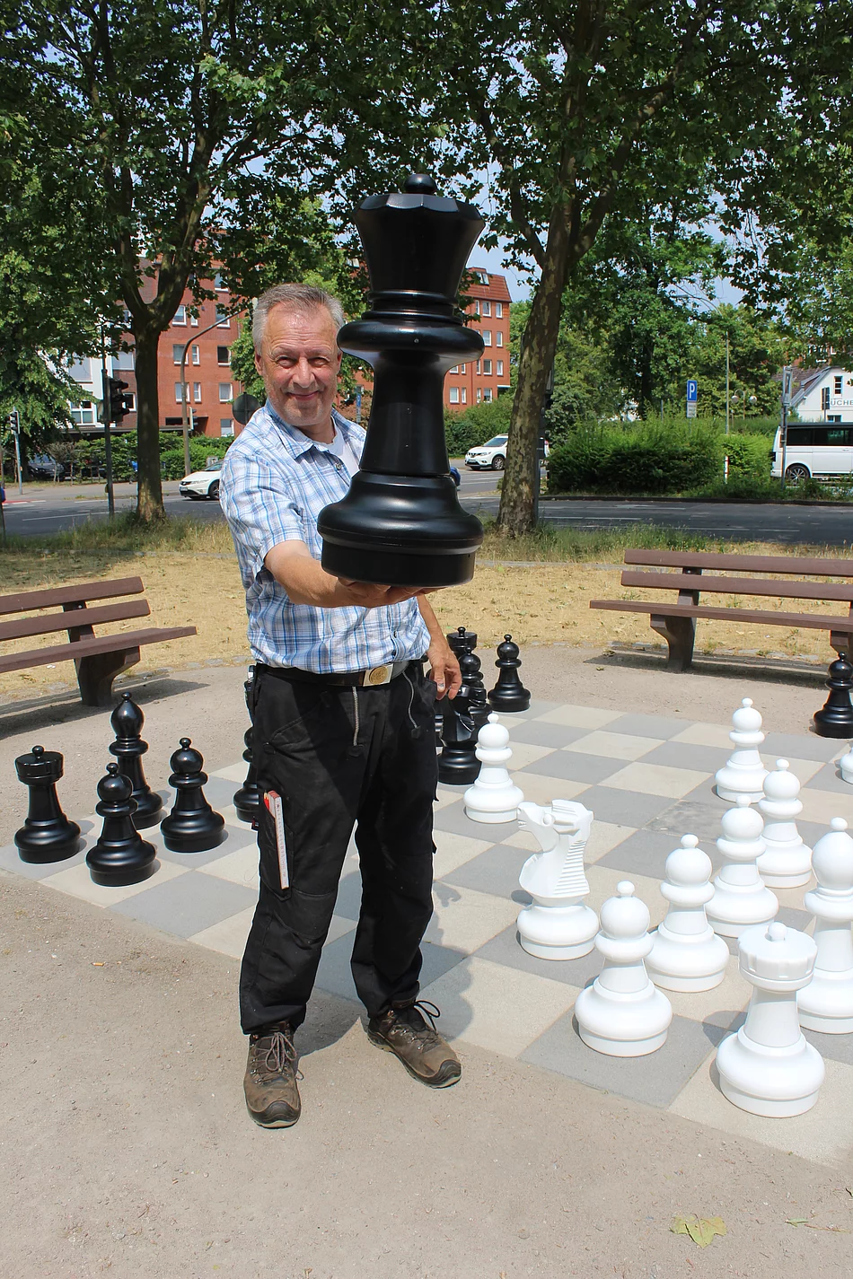 Baubetriebshofmitarbeiter Bengt Bestmann präsentiert die neuen Schachfiguren Foto: Stadt Glinde