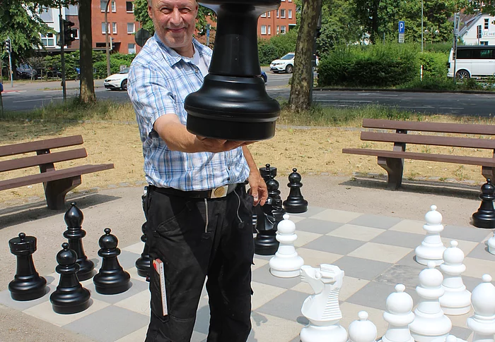 Baubetriebshofmitarbeiter Bengt Bestmann präsentiert die neuen Schachfiguren Foto: Stadt Glinde