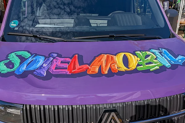 Auf der Motorhaube eines Kleintransporters steht "Spielmobil" als Graffiti