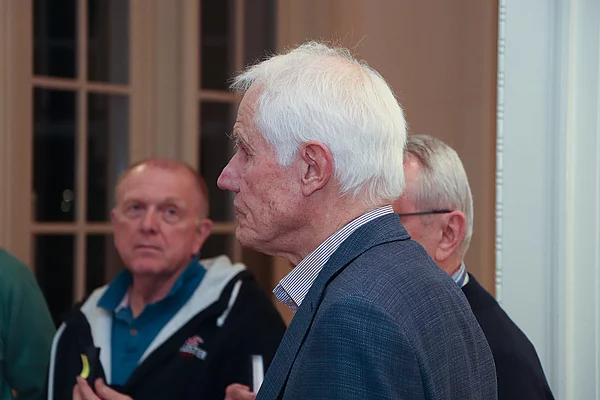 Ein Mann der Mittwochsgruppe des HBV hölt eine kurze Rede.