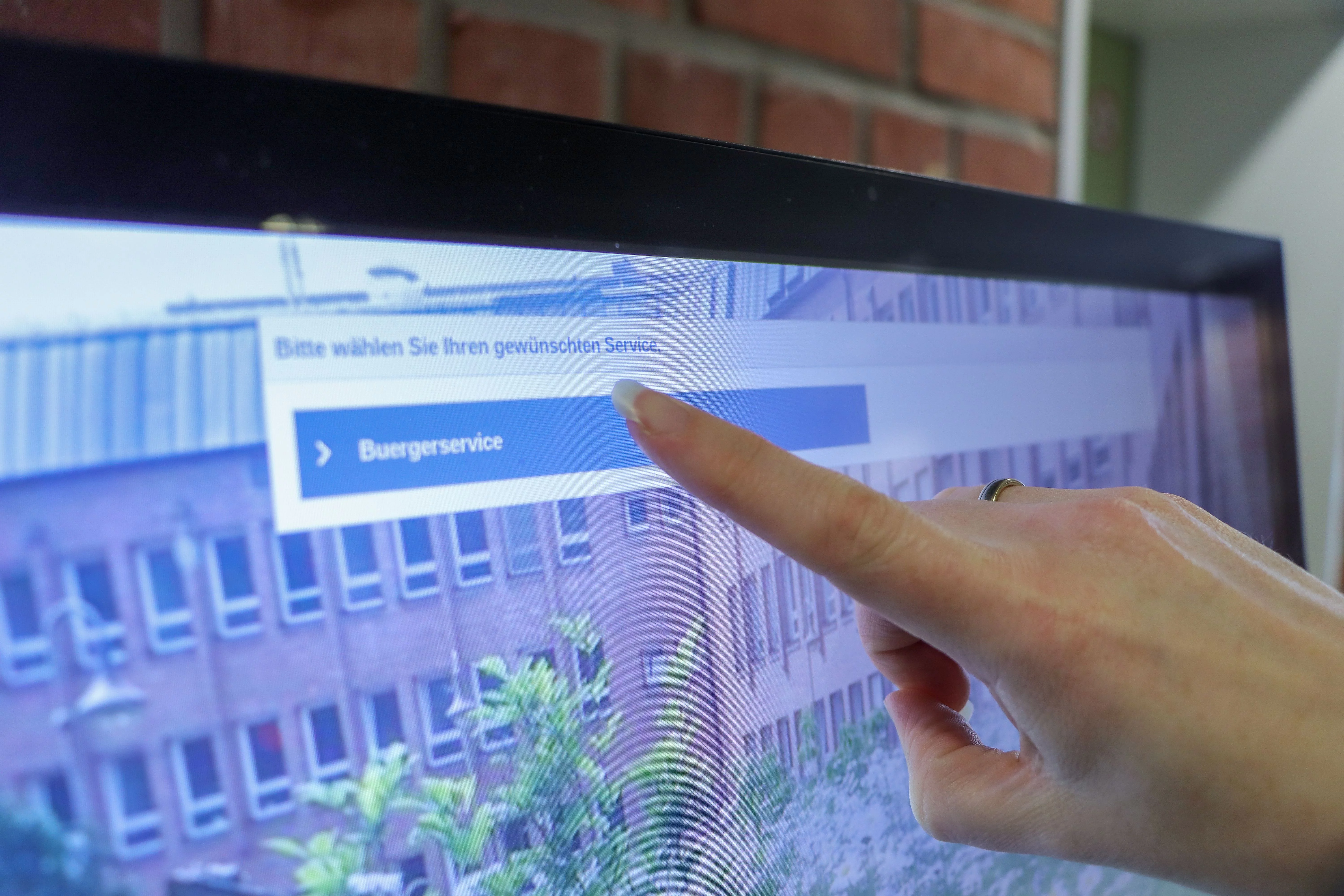 Ein Finger drückt auf einen Bildschirm