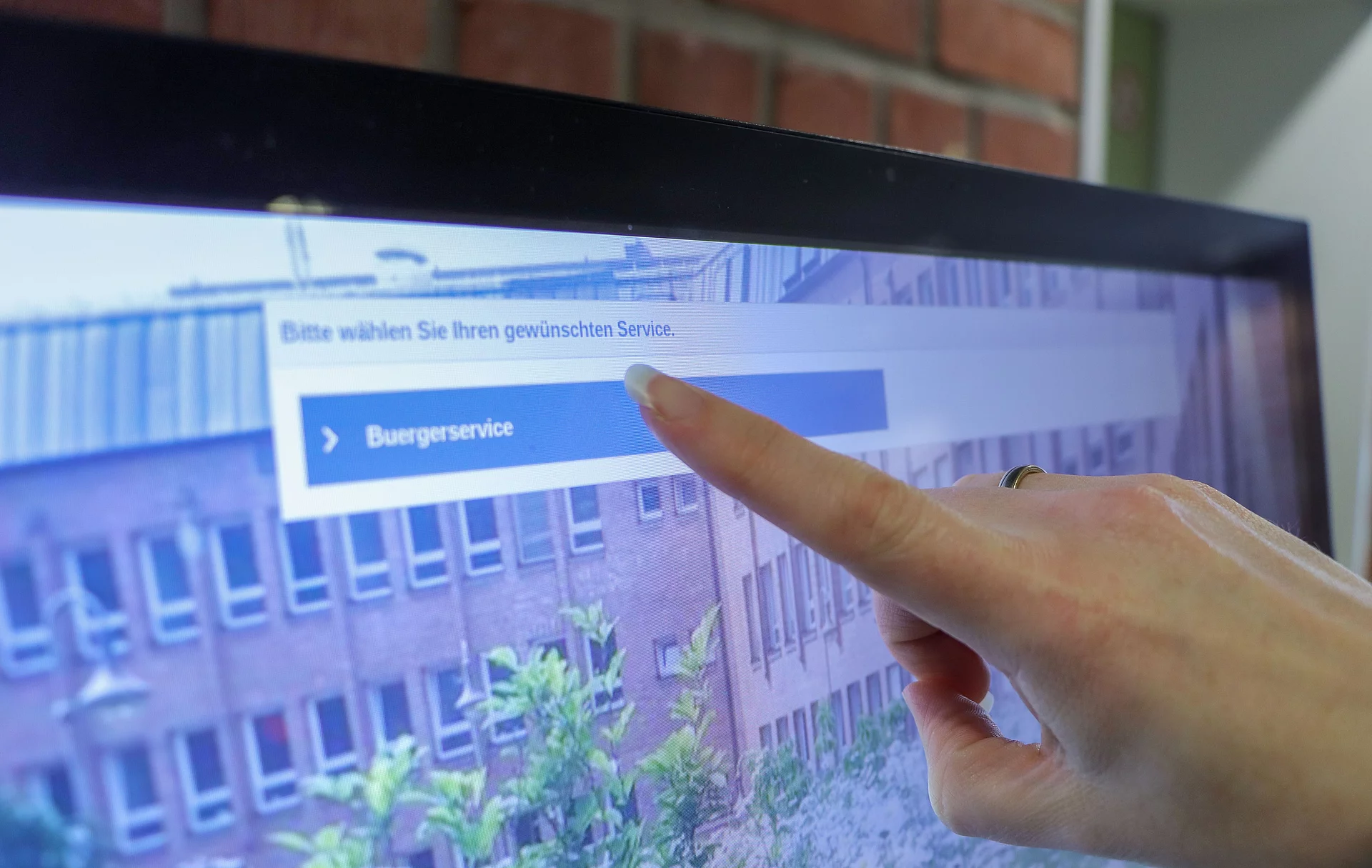 Ein Finger drückt auf einen Bildschirm