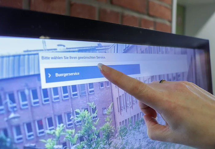 Ein Finger drückt auf einen Bildschirm