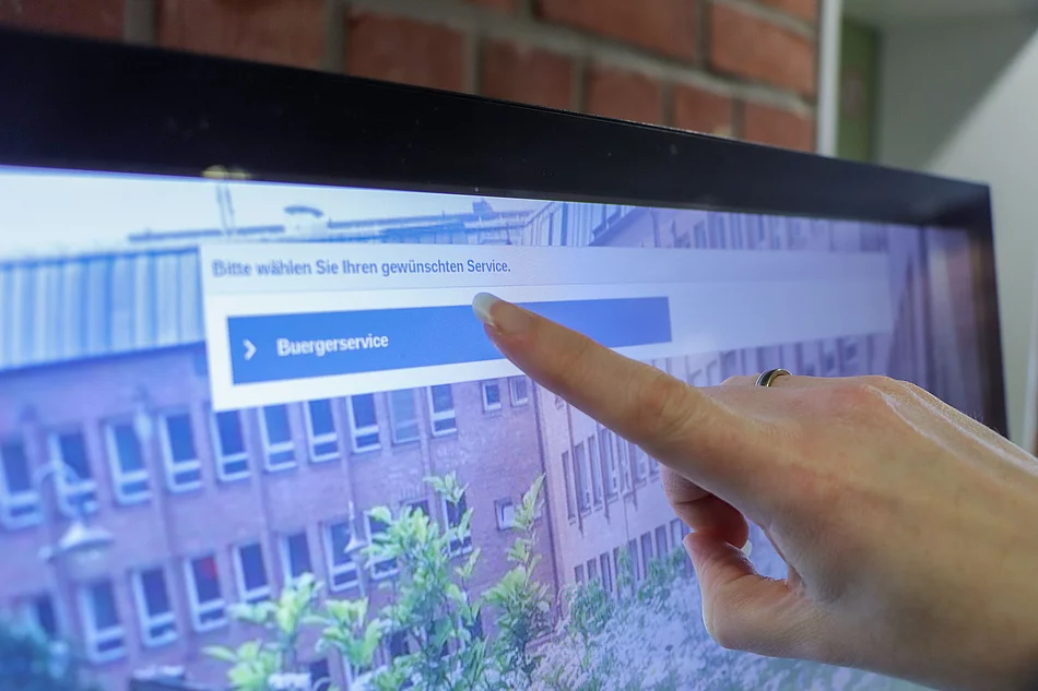 Ein Finger drückt auf einen Bildschirm