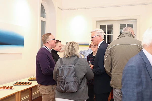 Bürgermeister Rainhard Zug im Gespräch mit Gästen.