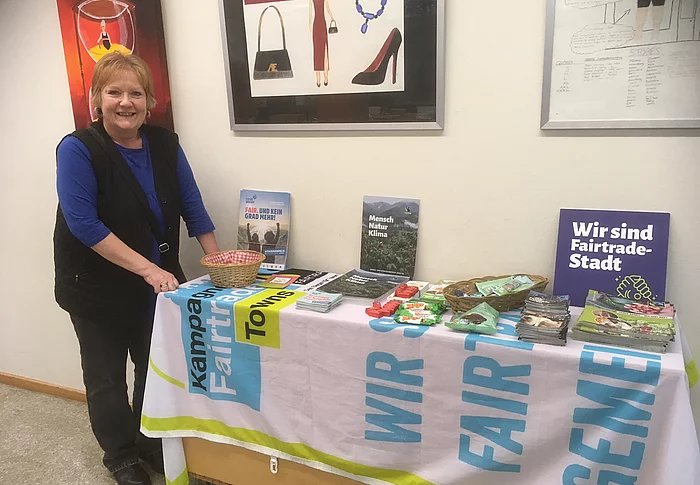 Ulrike Müller-Kopsch steht an einem Fairtrade-Informationsstand.