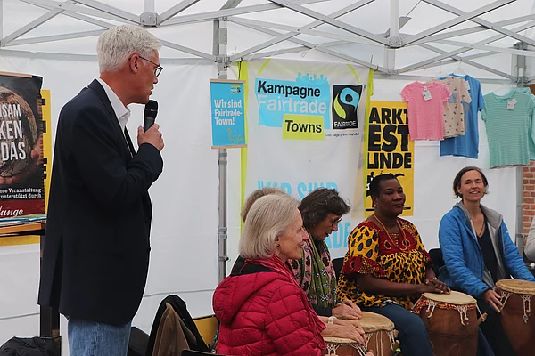 Bürgermeister Rainhard Zug spricht in ein Mikrofon und begrüßt die Gäste der Verleihung auf dem Marktplatz