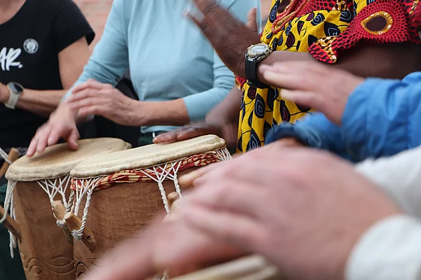 Hände schlagen auf Trommeln