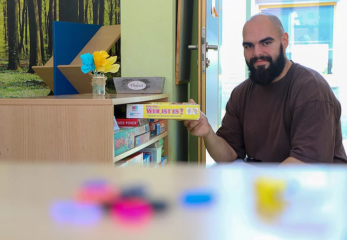 Johnny Pereira Martins macht eine praxisintegrierte Ausbildung im Hort Löwenzahn Wiesenfeld. Foto: Stadt Glinde