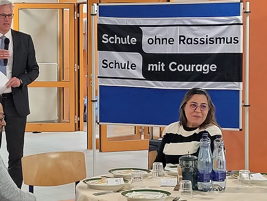 Bürgermeister Rainhard Zug spricht zu Menschen einer Veranstaltung