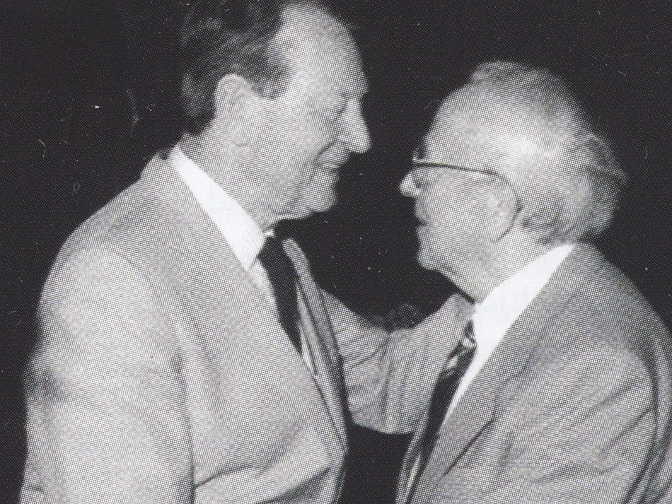 Marcellin Verbe und Arthur Christiansen kurz vor einer freundschaftlichen Umarmung