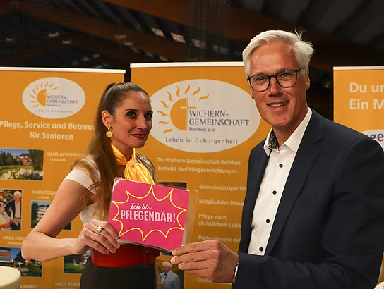 Menschen an einem Messestand