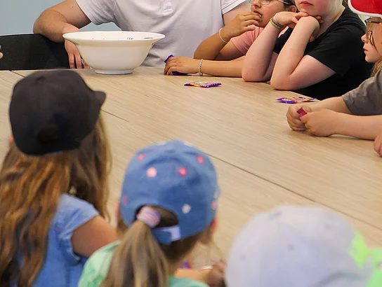 Bürgermeister Patrick Klose spricht mit Kindern.