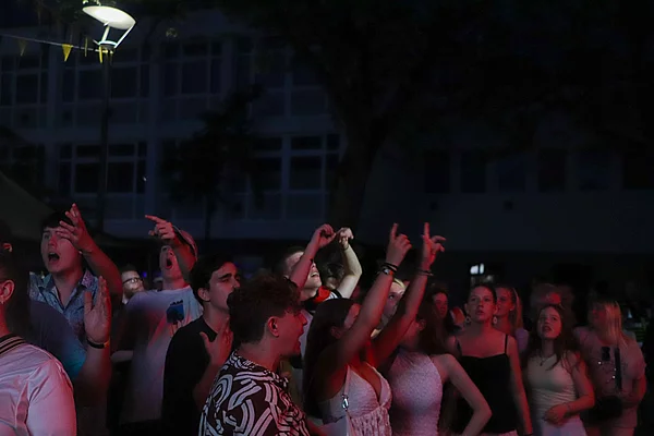 Publikum vor der MARKTFEST-Bühne