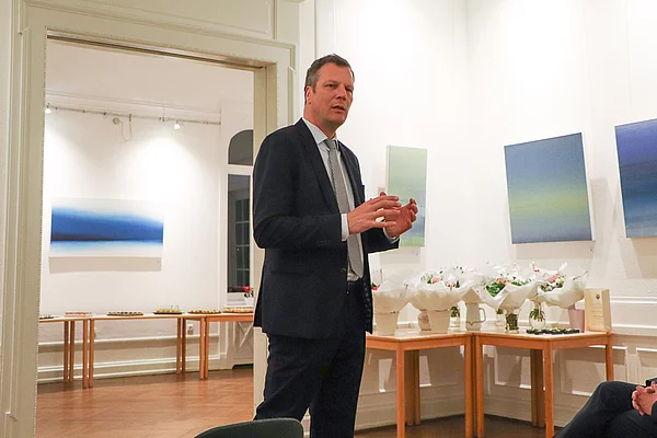 Bürgervorsteher Claus Peters hält eine Laudatio