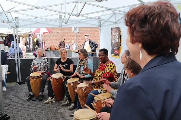 Ulrike Müller-Kopsch schaut zur spielenden Trommelgruppe.