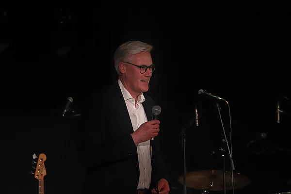 Bürgermeister Rainhard Zug mit einem Mikrofon.