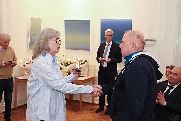 Martina von Bargen gratuliert zur Auszeichnung.