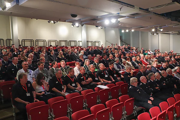 Blick ins Publikum beim Festakt zum 125. Jubiläum der Freiwilligen Feuerwehr Glinde. Foto: Stadt Glinde