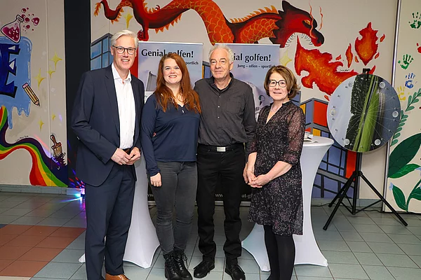 Bürgermeister Rainhard Zug zusammen mit Carolin Lessau, mit Vater Jens Lessau vom Golf Gut Glinde und Margitta Zug.