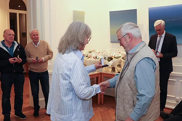 Martina von Bargen gratuliert zur Auszeichnung.